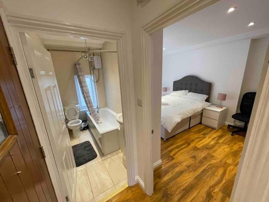 Comfortable 1 Bedroom And Double Sofa Bed Flat London Exterior foto