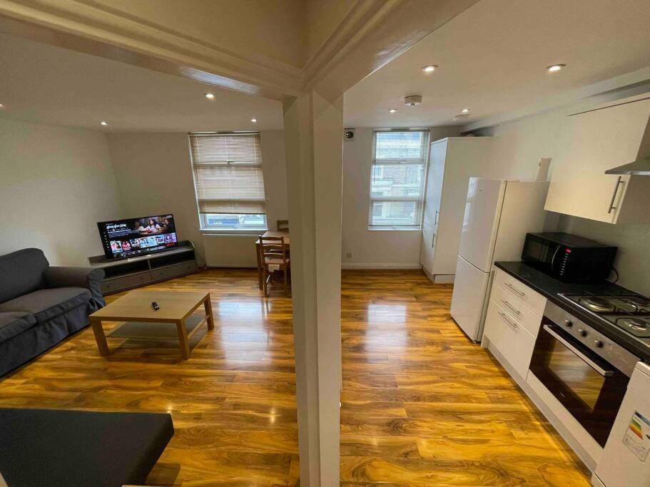 Comfortable 1 Bedroom And Double Sofa Bed Flat London Exterior foto