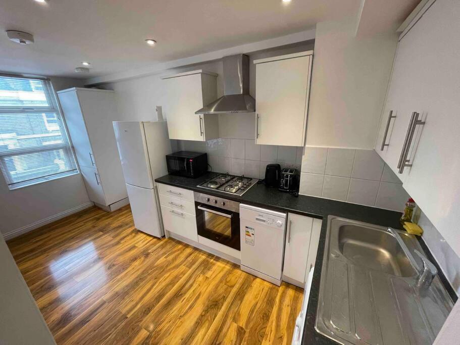 Comfortable 1 Bedroom And Double Sofa Bed Flat London Exterior foto