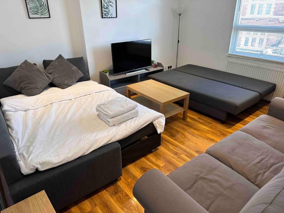 Comfortable 1 Bedroom And Double Sofa Bed Flat London Exterior foto